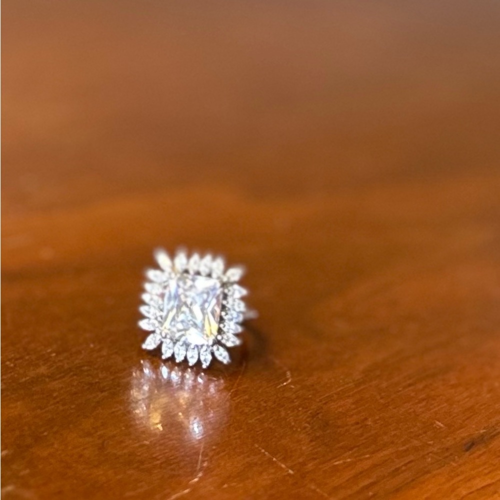 NWOT Cocktail / Fashion Clear Crystals Ring, Sz 7 - Picture 3 of 7